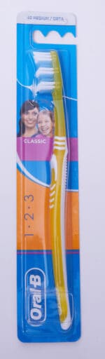 Oral-b CLASSIC MEDIUM 1'S